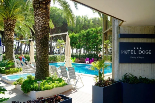 Hôtel à Alba Adriatica avec piscine