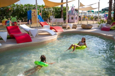 hotel con spiaggia con piscina bimbi e parco giochi