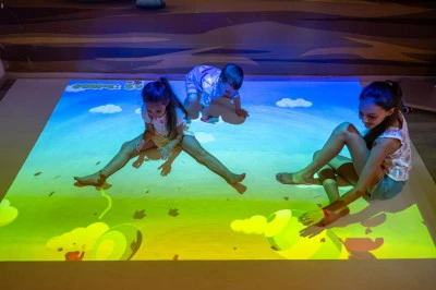 sala bimbi con giochi interattivi