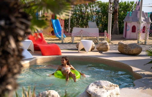 hotel alba adriatica mit kinderpool und kinderspielplatz am strand 